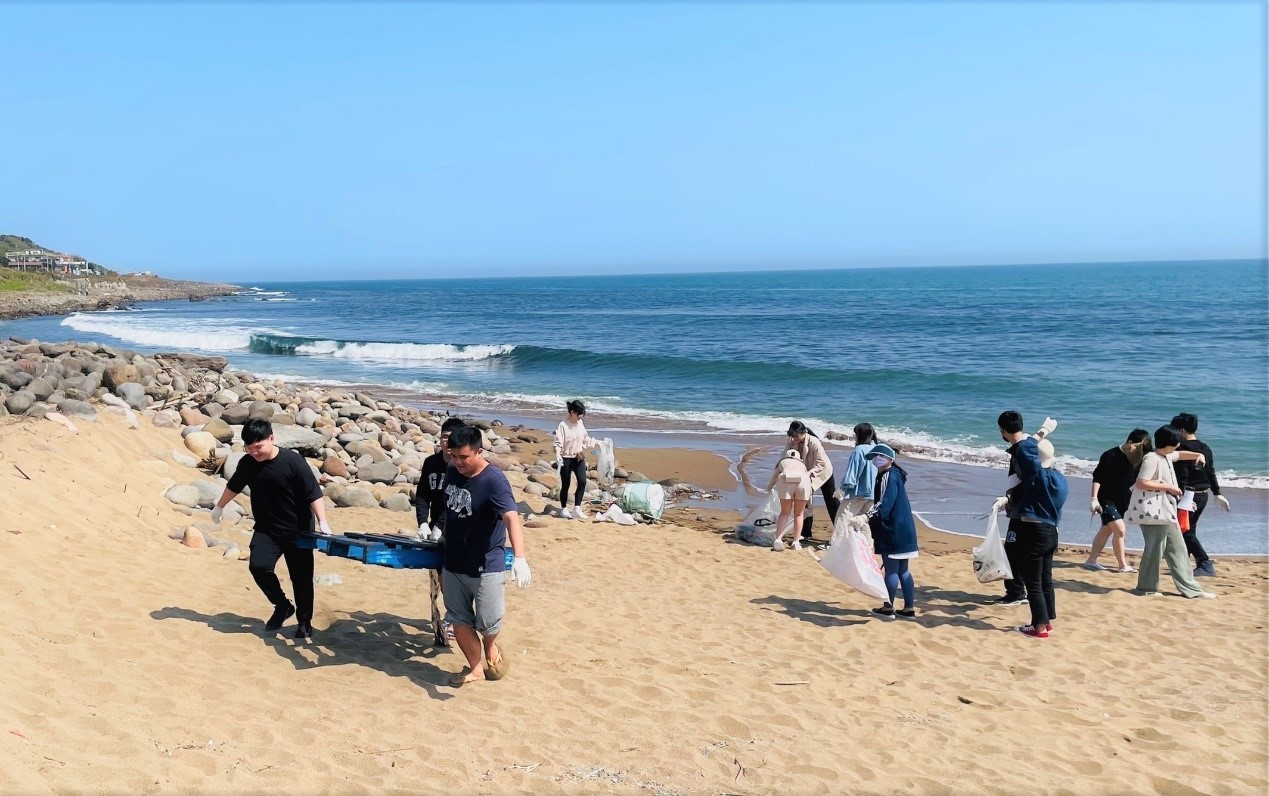 AsiaPac_AdTech_BeachCleanup_03.jpg